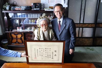穴澤サク子さんと北塩原村村長