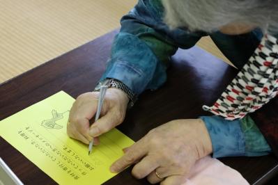 食堂の感想を記入する地域の方
