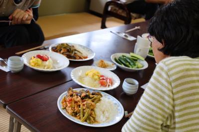地域の方の食事風景