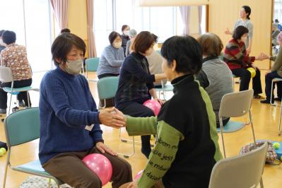 手を押し合う様子