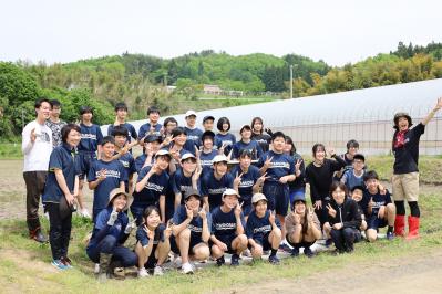 全校生徒と先生で記念撮影をする様子