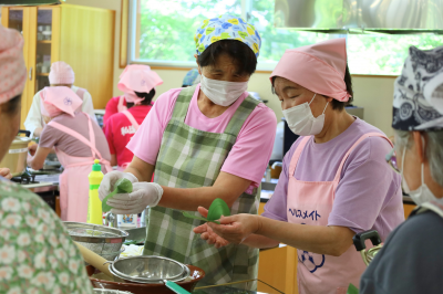 包み方を教え合う様子