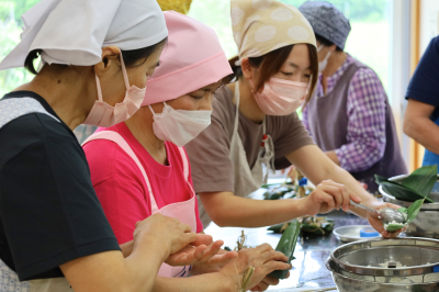 もち米を包む様子