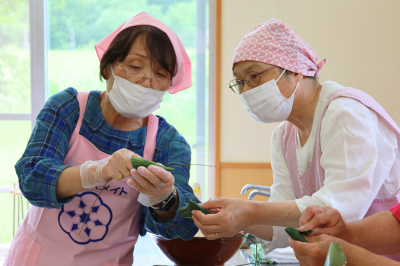 い草の結び方を教える様子