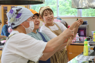 和気あいあいと教え合う様子
