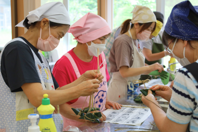 みんなで楽しくひし巻きを作る様子