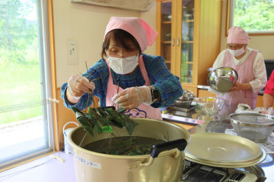 包んだひし巻きをお湯に入れる様子