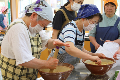 すり鉢できな粉を作る様子