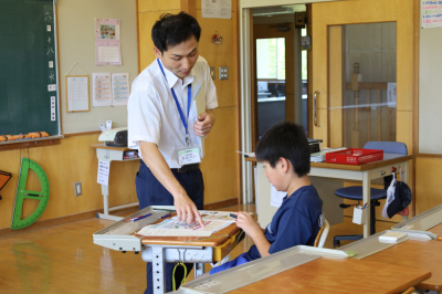 税について資料を基に勉強する生徒