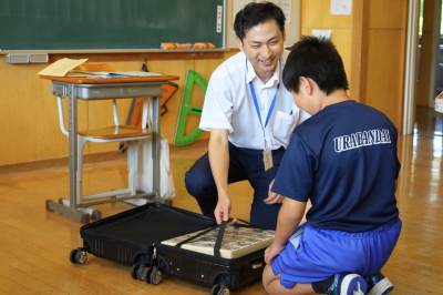 1億円のレプリカを見せるところ