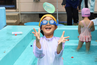 水風船で遊ぶ様子