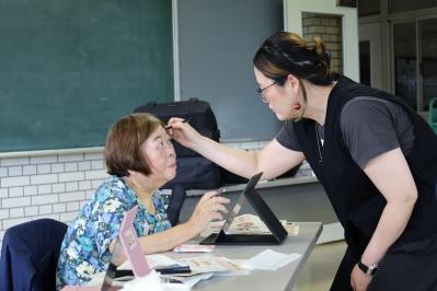 眉毛のお化粧を教えてもらう参加者