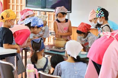お米が炊ける様子をみる児童たち