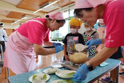 食改さんに分けてもらう様子