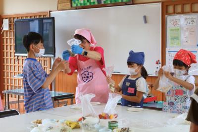 おにぎりを握る様子