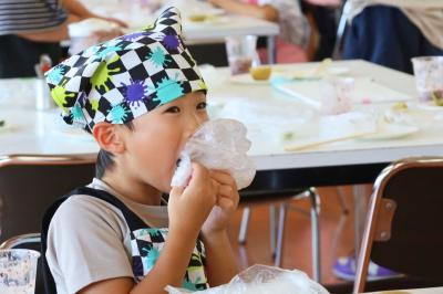美味しそうにおにぎりを食べる様子