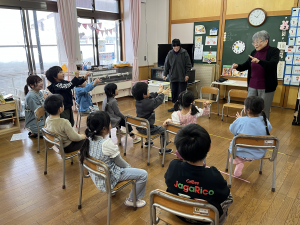 裏磐梯幼稚園での講座の様子