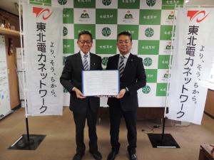協定を取り交わした遠藤村長(左)と酒井所長