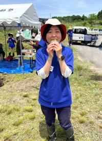 おにぎりを食べている