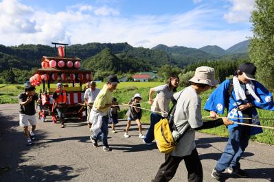急な坂を引っ張る様子