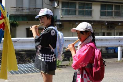 笛を吹く子供たち