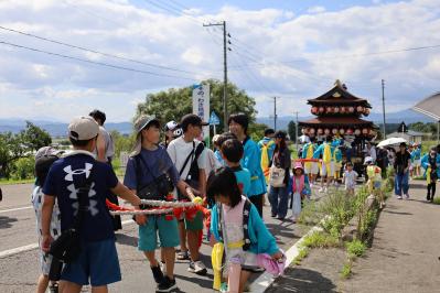 山車を引っ張る子供たち