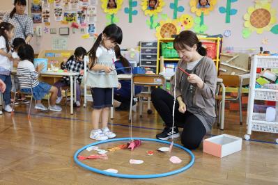 おもちゃの釣りをする様子