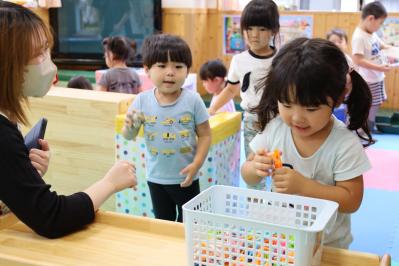 懐かしいおもちゃで遊ぶ様子