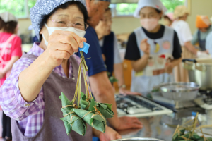 ひし巻きを持つ参加者