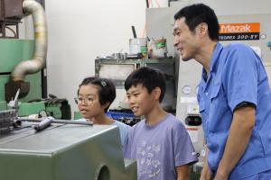 工場見学をする様子