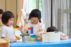 保育園のおともだちと遊ぶ幼稚園児